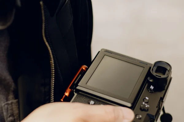 Peak_Capture_Carryology_HypeTalk_4-600x400 Peak Design  - Capture - DSLR Backpack Holder %Category
